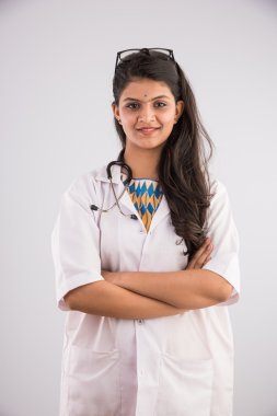 Gülümseyen portresi ve beyaz arka plan üzerinde Hintli kadın doktor gülümseyen, izole boynuna stetoskop ile kendine güvenen kadın doktor Asyalı kadın doktor gülümseyen