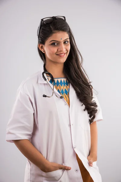 미소의 흰색 배경에, 인도 여성 의사, 고립 목 청진과 자신감이 여성 의사 웃 고 아시아 여성 의사 — 스톡 사진