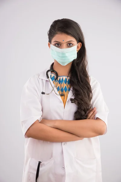 Zbliżenie portret kobiecego lekarza ubrany w maskę lekarską i znak OK, Asian kobieta lekarz i maska lub maska medyczna, higiena i koncepcja bezpieczeństwa, izolowane na szarym tle — Zdjęcie stockowe