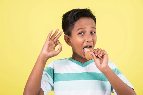 Kid genieten van ijs, Indiase jongen en ijs, ijs en India, 10 jaar jongen eten ijs, geïsoleerd op groene achtergrond — Stockfoto
