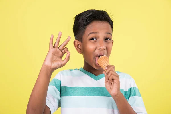 Kid genieten van ijs, Indiase jongen en ijs, ijs en India, 10 jaar jongen eten ijs, geïsoleerd op groene achtergrond — Stockfoto