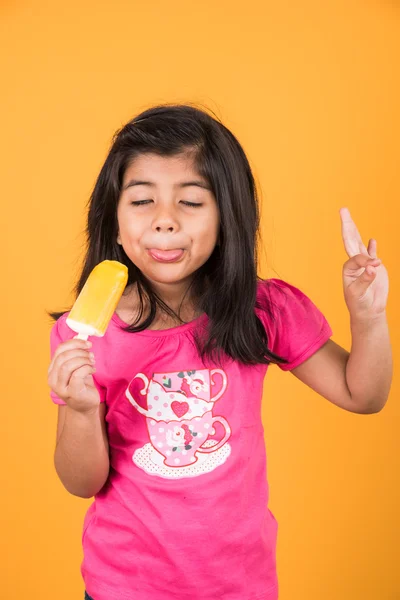 幸せアイス キャンデーや氷で少しインドの女の子クリームを手に、アジアの女の子とアイス クリームします。 — ストック写真