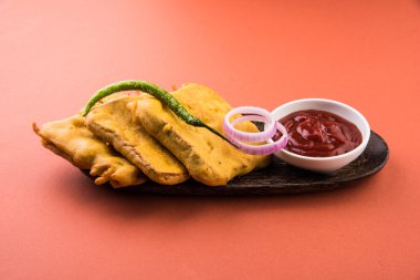 Ekmek Pakora veya ekmek pakoda domates ketçap yeşil soğuk ve soğan dilimleri ile birlikte servis, hint çerez, ahşap tabak, beyaz arka plan üzerinde izole ön görünüm servis