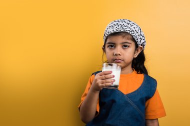 düz beyaz süt, Hintli kız ve sade süt, Hintli kız içme sütü, Asyalı kız ve süt cam, portre, kahverengi deri, Hint bebek kız dolu bir cam ile 4 yaşındaki Hintli kız