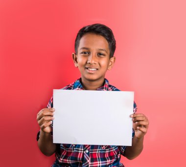 beyaz kart tutan hint çocuk, hint çocuk ve kart, hint çocuk ya da beyaz kart veya afiş ile hint çocuk, kırmızı arka plan, akıllı çocuk, beyaz boş kart gösteren asyalı çocuk
