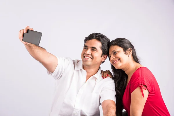 Giovane coppia indiana che prende selfie a Natale, Natale e selfie, india e Natale, cappello di Natale indiano e rosso, selfie mobile e india, giovane coppia asiatica e selfie il giorno di Natale — Foto Stock