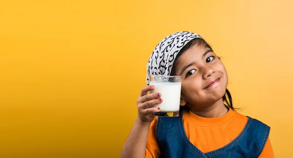 4-jarige Indiase meisje met een glas vol met effen witte melk, Indiase meisje en gewone melk, Indiase meisje drinken melk, Aziatisch meisje en melkglas, portret, bruine huid, Indiase babymeisje — Stockfoto