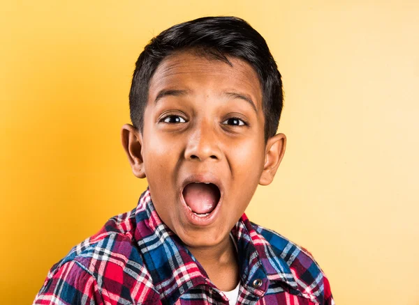 Indian boy and wow expressions, indian boy shouting, indian boy and surprised, asian boy and wow, happy indian boy, happy asian boy — Stock Photo, Image