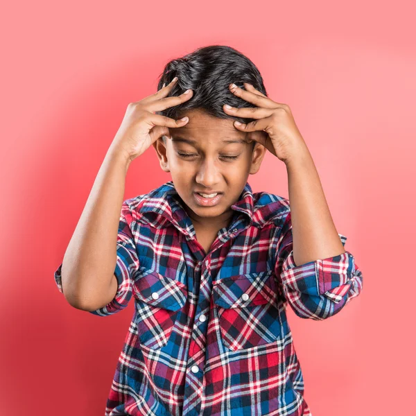 hint çocuk ve baş ağrısı veya sefalosi, asyalı çocuk ve baş ağrısı veya sefaloji, hint çocuk baş tutan, hint çocuk ağrı ve stres saç çekerek, kırmızı arka plan, 10 yıl hint çocuk