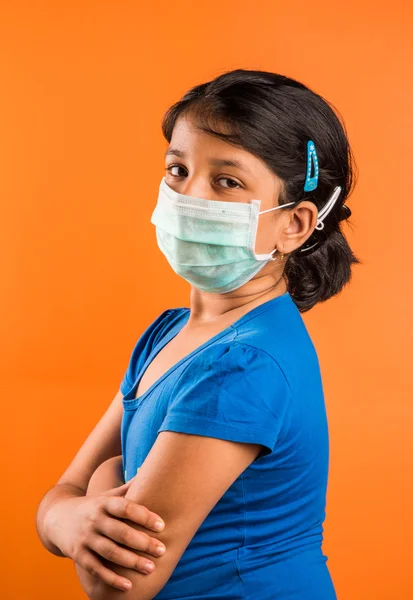 Indian Girl noszenie maski twarzy, choroba grypa dziecko dziewczyna w medycynie maska opieki zdrowotnej, A Little Indian Girl z maski ochronnej, Asian Girl noszenia maski medycznej, świńskiej grypy — Zdjęcie stockowe