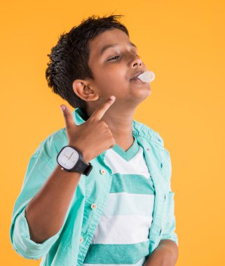 Çocuk bir kabarcık üfleme, hintli çocuk sakız çiğneme ve bir balon yapma, asya çocuk ve sakız veya sakız sakız