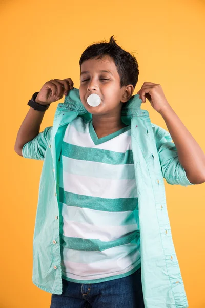 Garçon soufflant une bulle, garçon indien mâchant de la gomme à bulles et faisant un ballon, garçon asiatique et mâchant de la gomme à mâcher ou de la gomme à bulles — Photo