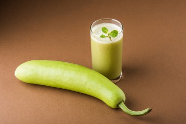 Suyu kabak şişe veya lauki suyu veya kabak siceraria suyu, kabak şişe suyu, güçlü Sağlık suyu beyaz arka plan üzerinde izole Hindistan'da popüler