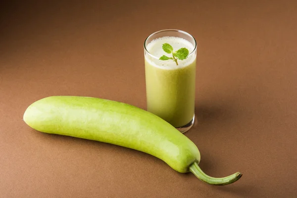 Juice of bottle gourd or lauki juice or Lagenaria siceraria juice, bottle gourd juice, powerful health juice popular in India, isolated over white background — Stock Photo, Image