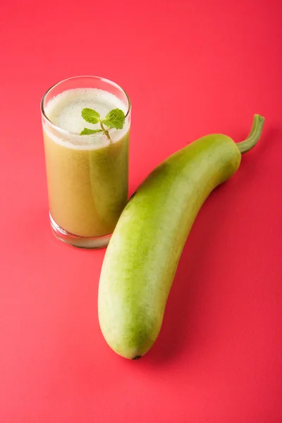 Сік пляшку gourd або lauki соку або Lagenaria siceraria сік, сік пляшку gourd, потужний здоров'я сік популярні в Індії, ізольовані над білим тлом — стокове фото