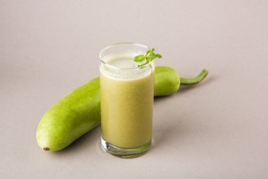 Suyu kabak şişe veya lauki suyu veya kabak siceraria suyu, kabak şişe suyu, güçlü Sağlık suyu beyaz arka plan üzerinde izole Hindistan'da popüler