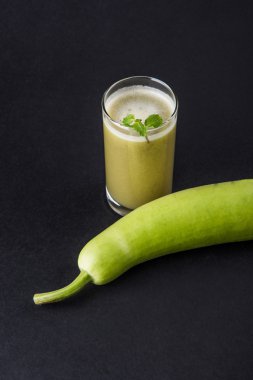 Suyu kabak şişe veya lauki suyu veya kabak siceraria suyu, kabak şişe suyu, güçlü Sağlık suyu beyaz arka plan üzerinde izole Hindistan'da popüler