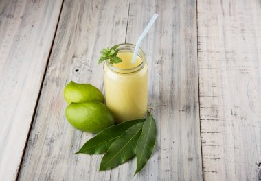 Yeşil mango suyu da kairi panha bilinen aam panna, Mango Pahna, yeşil mango içki, taze yeşil mango smoothie taze yeşil Mango ile