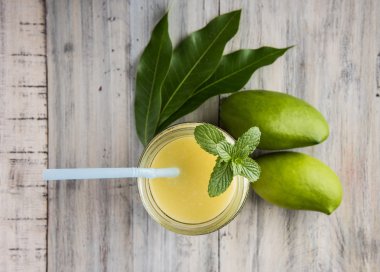 Yeşil mango suyu da kairi panha bilinen aam panna, Mango Pahna, yeşil mango içki, taze yeşil mango smoothie taze yeşil Mango ile