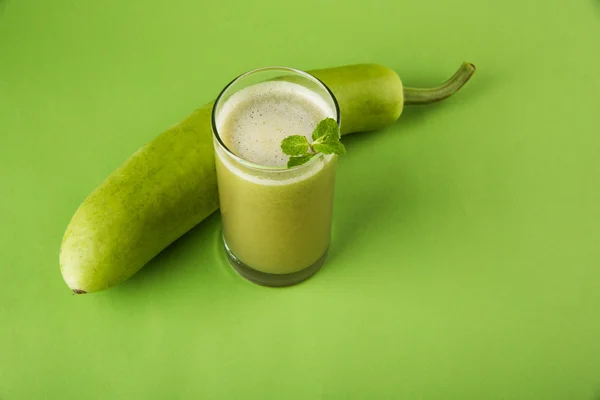 Juice of bottle gourd or lauki juice or Lagenaria siceraria juice, bottle gourd juice, powerful health juice popular in India, isolated over white background — Stock Photo, Image