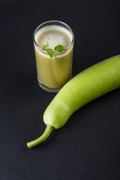 Sok z tykwy lub soku lauki lub tykwy Lagenaria sok, sok z tykwy, potężny zdrowie sok popularne w Indiach, na białym tle nad białym tle — Zdjęcie stockowe