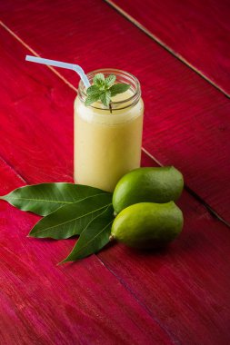 Yeşil mango suyu da kairi panha bilinen aam panna, Mango Pahna, yeşil mango içki, taze yeşil mango smoothie taze yeşil Mango ile