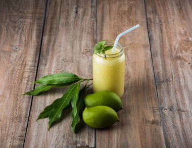 Yeşil mango suyu da kairi panha bilinen aam panna, Mango Pahna, yeşil mango içki, taze yeşil mango smoothie taze yeşil Mango ile