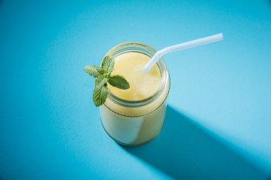 Yeşil mango suyu da kairi panha bilinen aam panna, Mango Pahna, yeşil mango içki, taze yeşil mango smoothie taze yeşil Mango ile