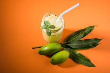 Yeşil mango suyu da kairi panha bilinen aam panna, Mango Pahna, yeşil mango içki, taze yeşil mango smoothie taze yeşil Mango ile