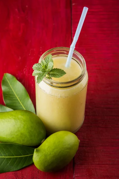 Groene mango sap ook bekend als kairi panha, aam panna, Mango Pahna, groene mango drank, verse groene mango smoothie met verse groene mango's — Stockfoto