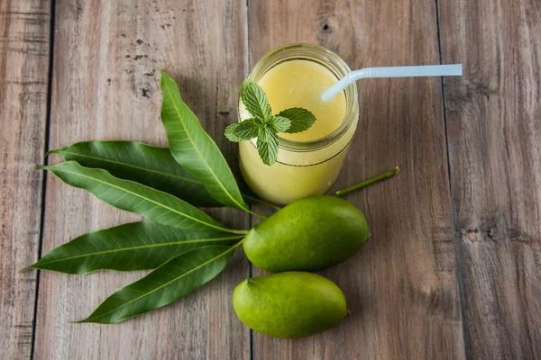 Suco de manga verde também conhecido como kairi panha, aam panna, Mango Pahna, bebida de manga verde, Smoothie de manga verde fresco com mangas verdes frescas — Fotografia de Stock