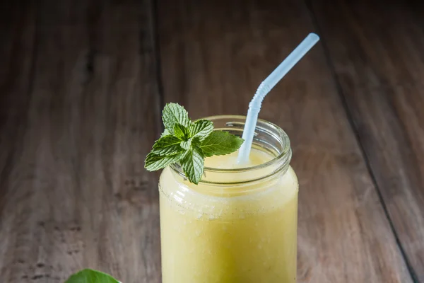 Zelené mango džus, také známý jako městě kairi panha, aam panna, Mango Pahna, zelené mango nápoj, čerstvé zelené mango koktejl s čerstvým zeleným manga — Stock fotografie