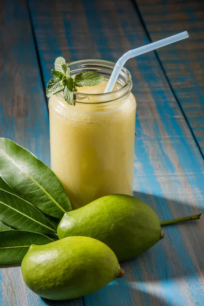 Jus mangga hijau juga dikenal sebagai kairi panha, aam panna, Mango Pahna, minuman mangga hijau, mangga hijau segar smoothie dengan mangga hijau segar — Stok Foto