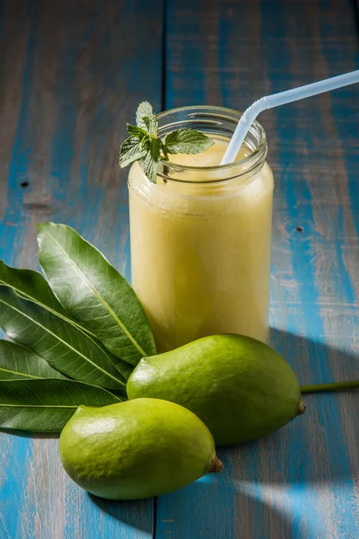 Jus mangga hijau juga dikenal sebagai kairi panha, aam panna, Mango Pahna, minuman mangga hijau, mangga hijau segar smoothie dengan mangga hijau segar — Stok Foto