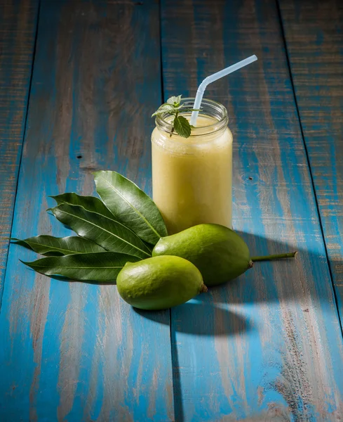 Zelené mango džus, také známý jako městě kairi panha, aam panna, Mango Pahna, zelené mango nápoj, čerstvé zelené mango koktejl s čerstvým zeleným manga — Stock fotografie