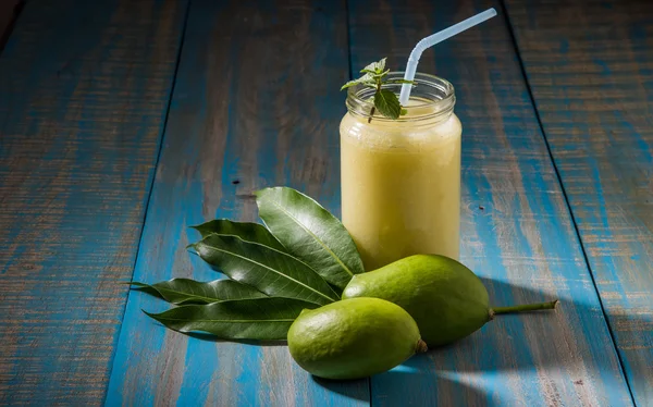 Jus mangga hijau juga dikenal sebagai kairi panha, aam panna, Mango Pahna, minuman mangga hijau, mangga hijau segar smoothie dengan mangga hijau segar — Stok Foto