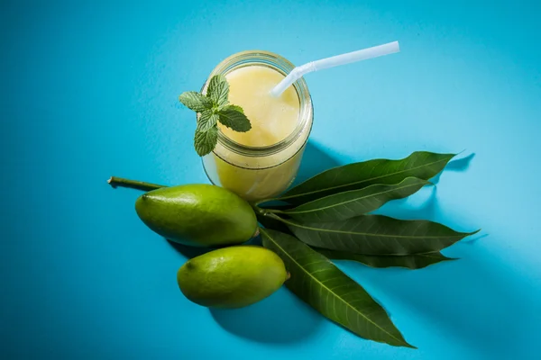 Green mango juice also known as kairi panha, aam panna, Mango Pahna, green mango drink, Fresh green mango smoothie with fresh green mangos — Stock Photo, Image