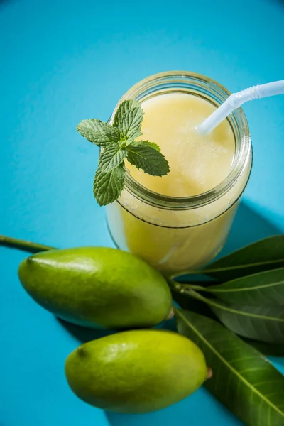 Jus mangga hijau juga dikenal sebagai kairi panha, aam panna, Mango Pahna, minuman mangga hijau, mangga hijau segar smoothie dengan mangga hijau segar — Stok Foto