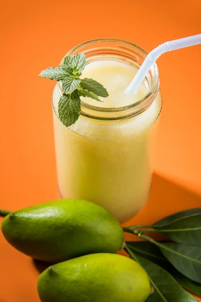 Jus mangga hijau juga dikenal sebagai kairi panha, aam panna, Mango Pahna, minuman mangga hijau, mangga hijau segar smoothie dengan mangga hijau segar — Stok Foto