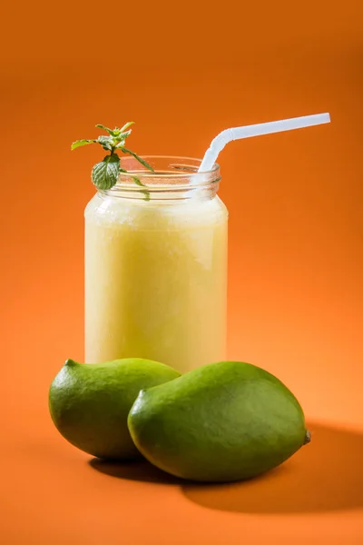 Jus mangga hijau juga dikenal sebagai kairi panha, aam panna, Mango Pahna, minuman mangga hijau, mangga hijau segar smoothie dengan mangga hijau segar — Stok Foto