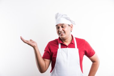 yakışıklı hint erkek şef portresi bir şey tanıtan , asyalı erkek şef bir şey sunan, beyaz arka plan üzerinde izole