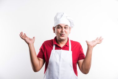 yakışıklı hint erkek şef portresi bir şey tanıtan , asyalı erkek şef bir şey sunan, beyaz arka plan üzerinde izole