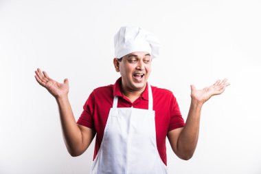 yakışıklı hint erkek şef portresi bir şey tanıtan , asyalı erkek şef bir şey sunan, beyaz arka plan üzerinde izole