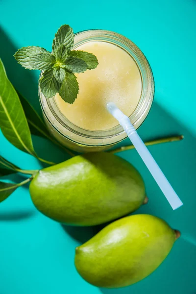 Succo di mango verde noto anche come kairi panha, aam panna, Mango Pahna, bevanda di mango verde, frullato di mango verde fresco con manghi verdi freschi — Foto Stock