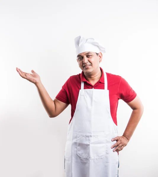 Retrato de guapo indio chef masculino introduciendo algo, asiático chef masculino presentando algo, aislado sobre fondo blanco — Foto de Stock