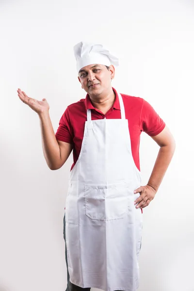 Портрет красивого індійського шеф-кухаря, який щось представляє, азіатський шеф-кухар, який представляє щось, ізольований на білому тлі — стокове фото