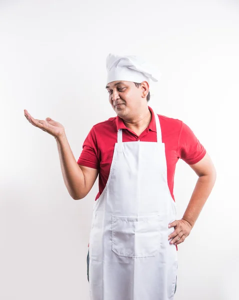 Портрет красивого індійського шеф-кухаря, який щось представляє, азіатський шеф-кухар, який представляє щось, ізольований на білому тлі — стокове фото