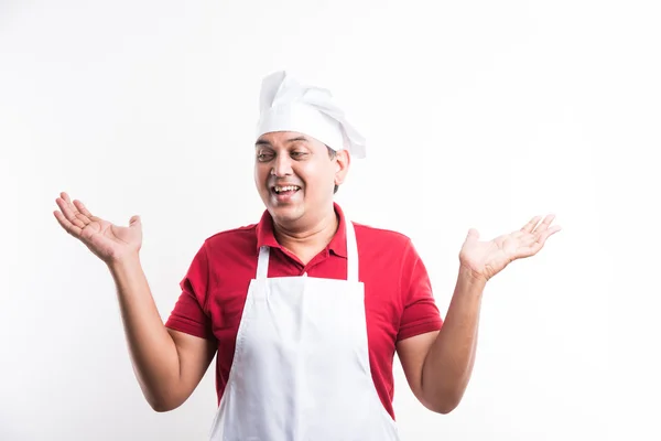 Portrét hezkého indického mužského šéfkuchaře, který zavádí něco, asijského šéfkuchaře, který něco představuje, izolovaný na bílém pozadí — Stock fotografie