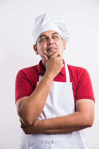 Jovem índio chef masculino pensando em algo, asiático chef masculino pensando, isolado sobre fundo branco — Fotografia de Stock