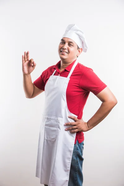 Retrato de um cozinheiro índio cozinheiro masculino sorridente mostrando sinal ok isolado em um fundo branco, asiático chef masculino e sinal ok — Fotografia de Stock